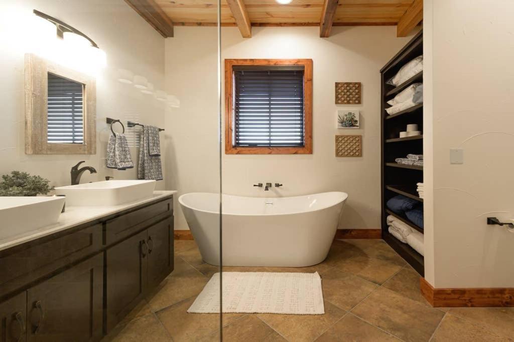 Little Dutch Cabin #1 - 12 Min To Magnolia-Baylor Bellmead Bagian luar foto