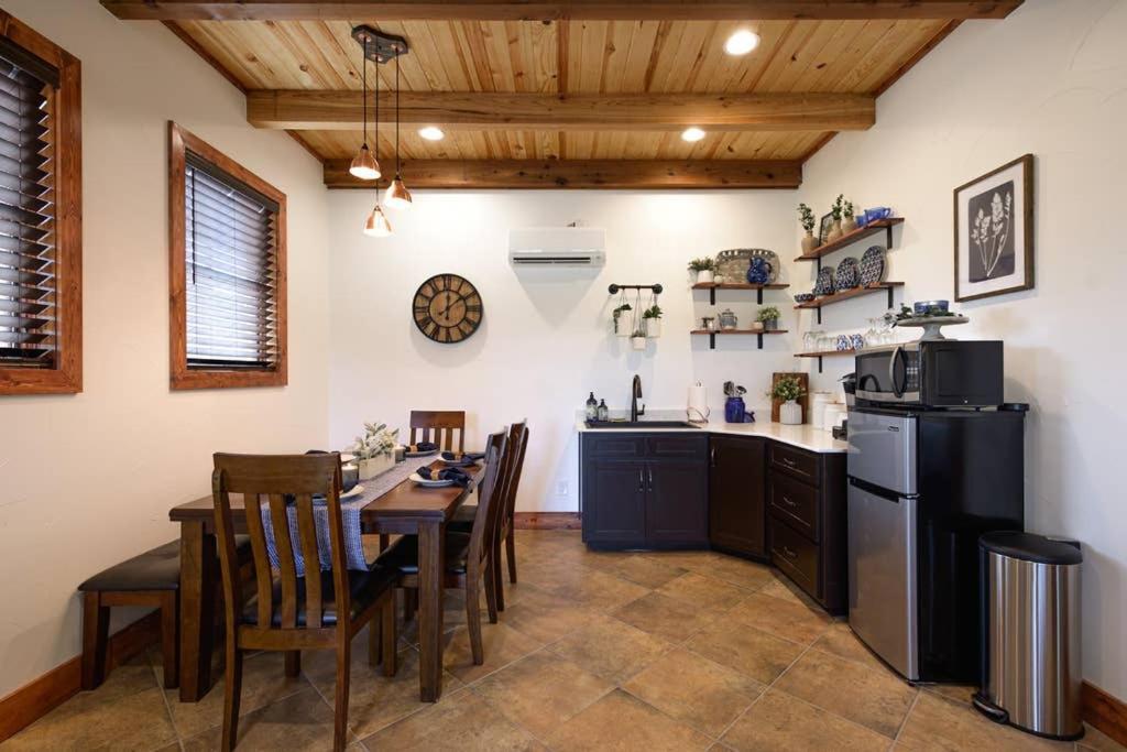 Little Dutch Cabin #1 - 12 Min To Magnolia-Baylor Bellmead Bagian luar foto